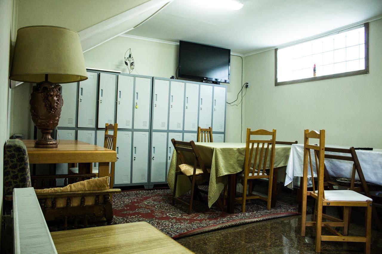 Hostal Chiloe Hostel Punta Arenas Exterior photo