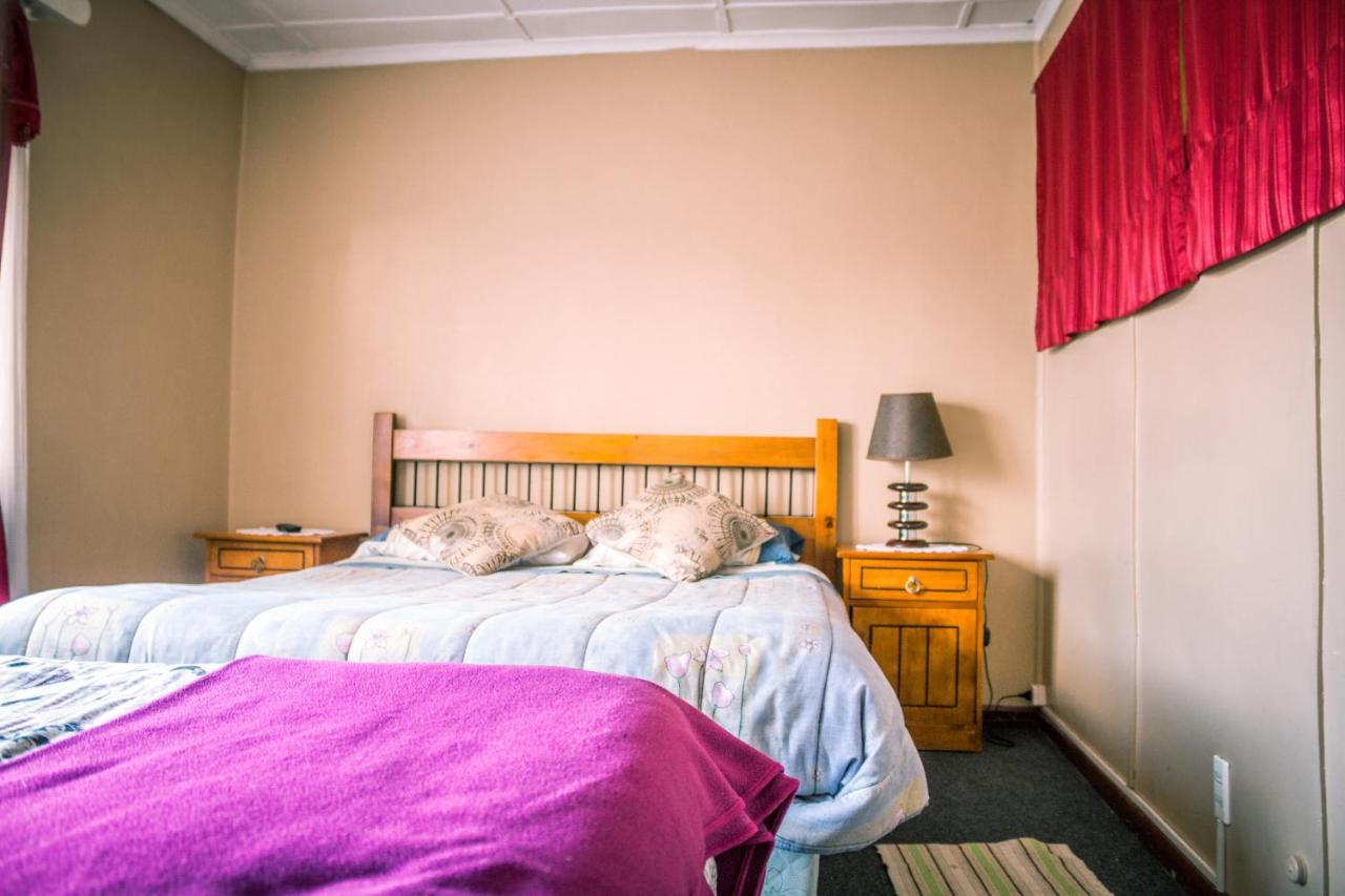 Hostal Chiloe Hostel Punta Arenas Exterior photo